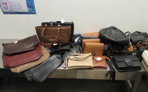 В Пулково остановили пассажира из Турции с грузом контрафактных сумок