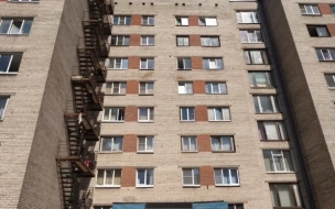 Женщина погибла после падения из окна 5 этажа на Туристкой улице