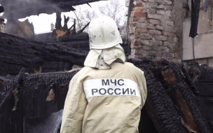 В Невском районе горит пристройка к бане