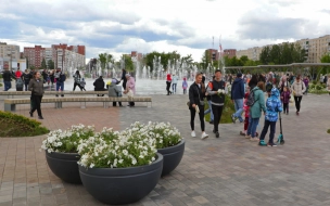На улице Веры Слуцкой открылось общественное пространство с фонтаном