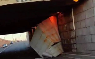 В тоннеле под Литейным мостом отвалилась часть облицовки