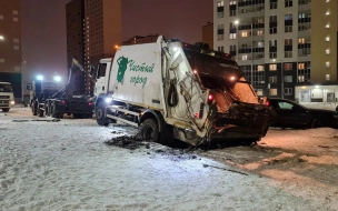 На Пейзажной улице мусоровоз провалился в яму