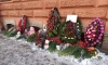 Возле стен турецкого посольства  петербуржцы  возложили венки и игрушки в память о погибших во время землетрясений в Турции