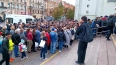 Петербуржцы стоят в огромной очереди у входа на станцию ...