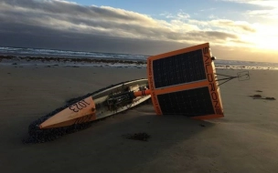В Австралии на берег выбросило "таинственную" лодку-призрак
