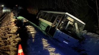 В Подпорожском районе автобус съехал в кювет