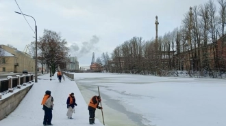 Уборка рек и каналов Петербурга продолжалась в новогодние праздники