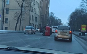 Красный автомобиль опрокинулся у пожарной части на Приморском проспекте