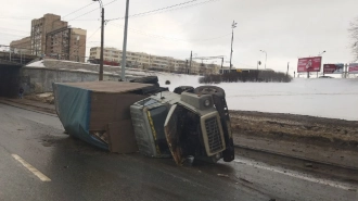 Из-за перевернувшегося грузовика на улице Типанова образовалась пробка 