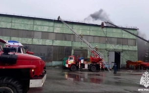 В Кемеровской области тушат пожар в промзоне