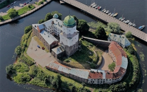 Александр Дрозденко вместе главами Выборгского района осмотрел отреставрированный средневековый замок