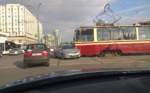 Под трамваи попали две иномарки за 10 минут в Петербурге