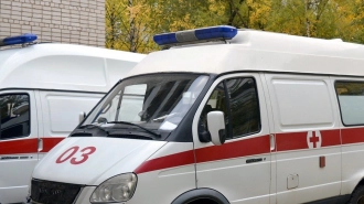 В Бокситогорске мужчина попал в больницу из-за упавшей на него глыбы льда 