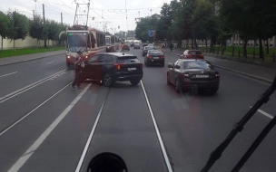 Трамваи встали из-за ДТП на путях на Лесном проспекте