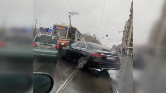 Трамвайное движение прекращено в обе стороны в районе Черной речки из-за аварии