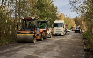 Ведущую на поселок Ромашки дорогу продолжают ремонтировать в Ленобласти