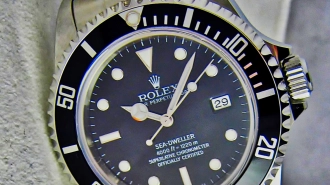 У гражданина РФ и Австралии конфисковали 4 пары Rolex за 8,8 млн рублей в Петербурге