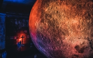 В Анненкирхе открылась выставка "Сотворение" с моделями Луны и Земли