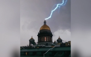 Блогер заснял, как молния ударила в Исаакиевский собор