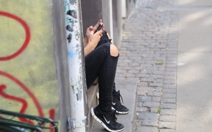 В Приморском районе неизвестная парочка отобрала у подростка ноутбук и смартфон