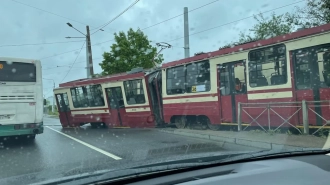 ДТП с участием трамвая и автобуса собрало пробку на Петергофском шоссе