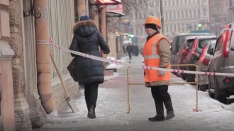 Горожане по-прежнему жалуются на снежные кучи, гололед и неубранный снег в Петербурге
