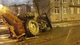 На Варшавской в результате ДТП с легковушкой перевернулся трактор 
