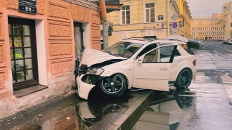 На проспекте Римского-Корсакова голодный водитель заехал в булочную прямо на Mercedes