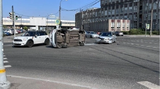 Такси перевернулось на бок на проспекте Народного Ополчения