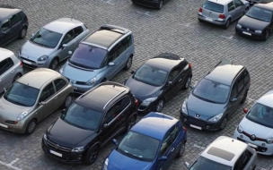 Чиновники предложили отдавать петербургские участки под парковки в аренду без торгов