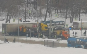 Жесткая авария с двумя грузовиками произошла на углу Маршала Блюхера и Кондратьевского