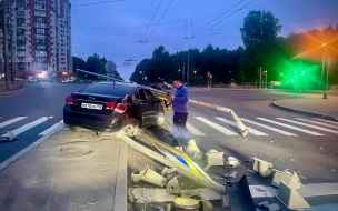 На перекрестке Светлановского и Тихорецкого проспектов иномарка сбила светофор