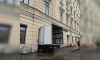 В центре Петербурга грузовик застрял в арке жилого дома