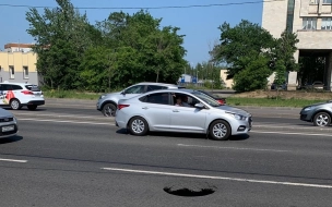 На Октябрьской набережной ушёл под землю асфальт