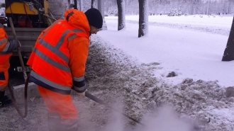 Свыше 1,1 тыс работников убирают улицы Петербурга 18 декабря