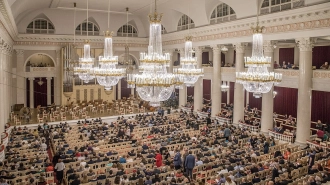 В филармонии имени Шостаковича в Петербурге помыли хрустальные люстры