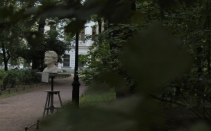 Скульптуры "Без определенного места" появились в саду Фонтанного дома