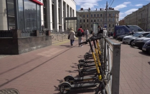 Петербуржцам напомнили правила безопасности при поездке на самокате