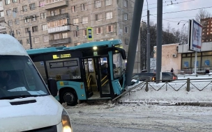 Рейсовый автобус въехал в столб на Светлановском проспекте