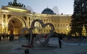 Вандалы повредили сердце с надписью "Мариуполь" на Дворцовой площади