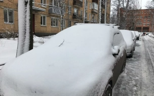 В Петербурге ночной снегопад заставил водителей ночевать на улице