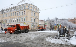 Коммунальные службы Петербурга активизировали уборку снега после рекордных осадков