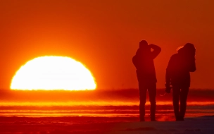 "Марс?". Фотограф поймал закатное солнце в Парке 300-летия Петербурга