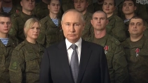 Путин в окружении военных поздравил россиян с наступающим Новым годом