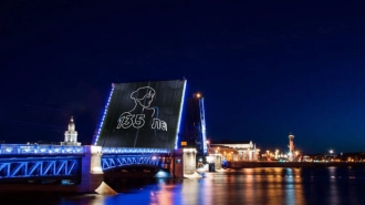 Дворцовый мост ночью 23 июня украсят лазерным портретом Анны Ахматовой