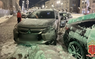 Москвич на автомобиле Mazda въехал в стоявшие машины и погиб в Петербурге