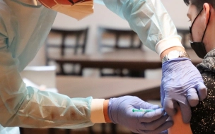 Медик: петербуржцы не спешат делать прививку от коронавируса