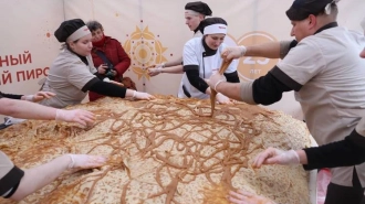 В Петропавловской крепости петербуржцы едят блинный пирог весом 600 кг