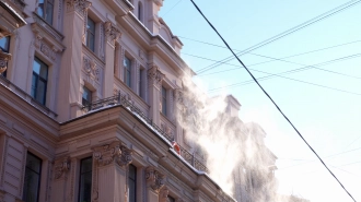 Петербуржец едва не погиб из-за глыбы льда в Мучном переулке