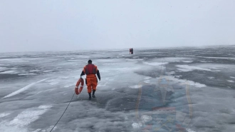 На Ладожском озере двое на квадроцикле провалились под лед